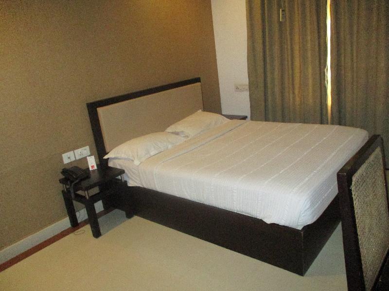 Treebo Trend Time Square Marine Drive Hotel Kochi Exterior photo